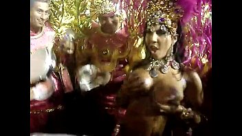 Mulher escultural com roupa de carnaval fazendo sexo