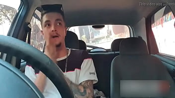 Sexo peludo dentro do carro gay