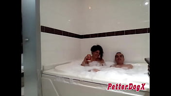 A igos e amiga tomando banho juntos sexo