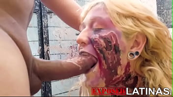 Fazendo sexo a força com uma zumbi