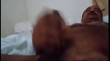 Ursão peludo sexo com baixinho gay