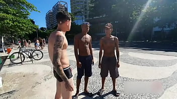 Homen fazendo sexo anal com o gay novinho de calçinha