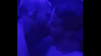 Sexo gay no banheiro de festa