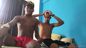 Dois bpmbados fazem sexo gay em novinho