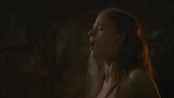 Cena de sexo lésbico com mio em game of thrones