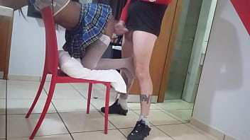 Homem pegando mulher no quarto do motel sexo