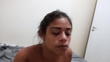 Marido obriga esposa negra novinha a pagar aluguel com sexo