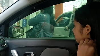 Sexo anal no banco da frente do carro