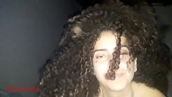 Ela quer sexo agressivo depois de fumar maconha