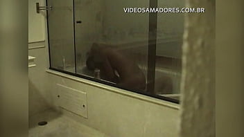 Sexo na banheira com a namorada porno doido