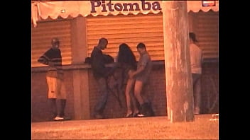Mendigo fazendo sexo no meio da rua
