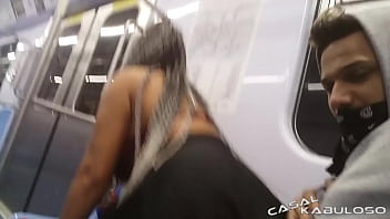 Video de sexo encaixando japonesa no trem