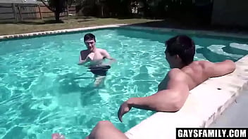 Sexo gay quente a tres na piscina