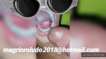 Engolindo porra em publico porno doido