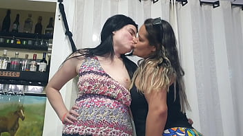 Atriz porno se prepara para cena de sexo anal