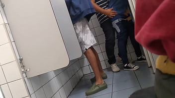 Gays fazendo sexo em banheiros públicos
