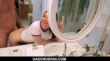 Homem escovando os dentes e a mulher querendo sexo