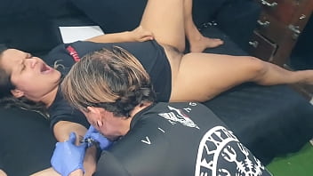 Mulher paga tatuagem com sexo porno