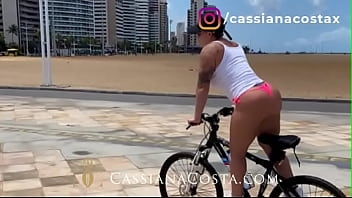 Sexo com a saia vuando na rua