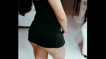 Esposa com vestido curto sexo