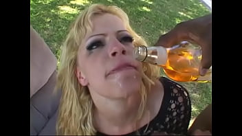 Damares e a cerveja black pra fazer sexo oral