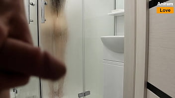 Sexo por tras bucera no chuveiro