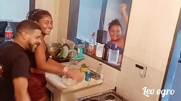 Sexo com irma na cozinha