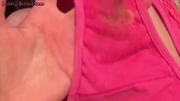 Novinha loira de calcinha rosa na cama sexo