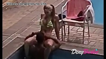 Sexo na piscina do club