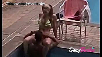 Sexo oral na piscinado clube