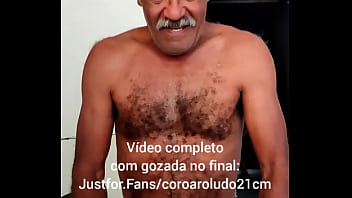 Motoqueiro roludo peludo sexo gay