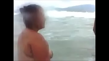 Casal fazendo sexo praia nudismo