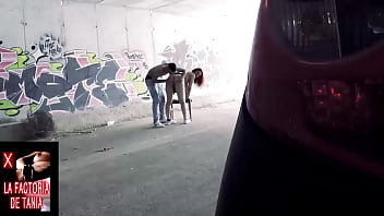 Camera flagra um casal fazendo sexo na rua