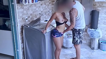 Homem fazendo sexo anal no quintal