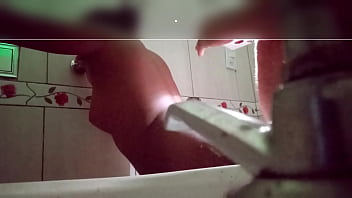 Vídeo de sex anal amador no buraco do banheiro