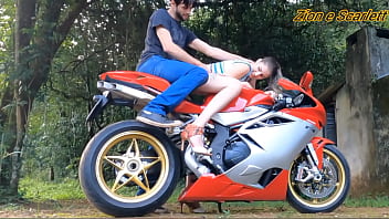 Casal sexo em moto em movimento