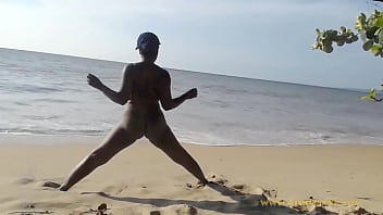 Mulher gostosa na praia fazendo sexo