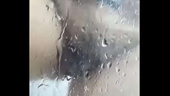 Sexos mulher tamando banho de buceta peluda