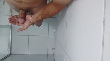 Garotinha com a mão na cabeça no sexi