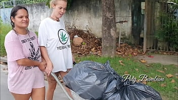 Homem fazendo sexo oral na mendiga