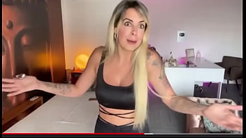 A mulher fazendo massagem e faz sexo