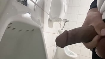 Sexo gozando no banheiro público gay
