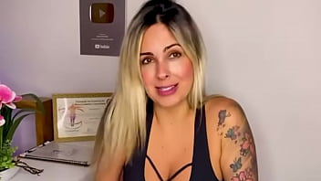 Mulher loira que faz vídeos sobre sexo no yaotube