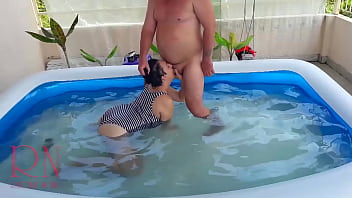 Sexo chupando seios na piscina