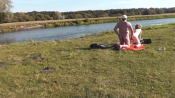 Punheta e sexo em praia de nudismo