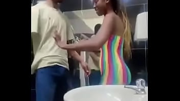 Sexo amiga da namorada pega o banheiro