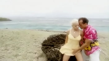Homem fazendo sexo na praia do nudismo