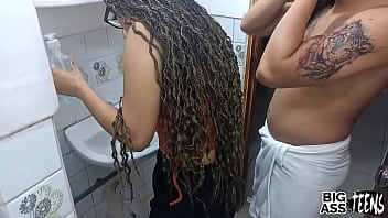 Video de sexo com irmã pega pai no banheiro