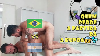 Sexo gay chupando um pau e gozando no cu