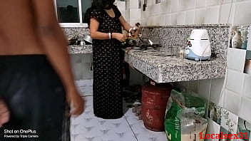 Mulher com avental de cozinha sex